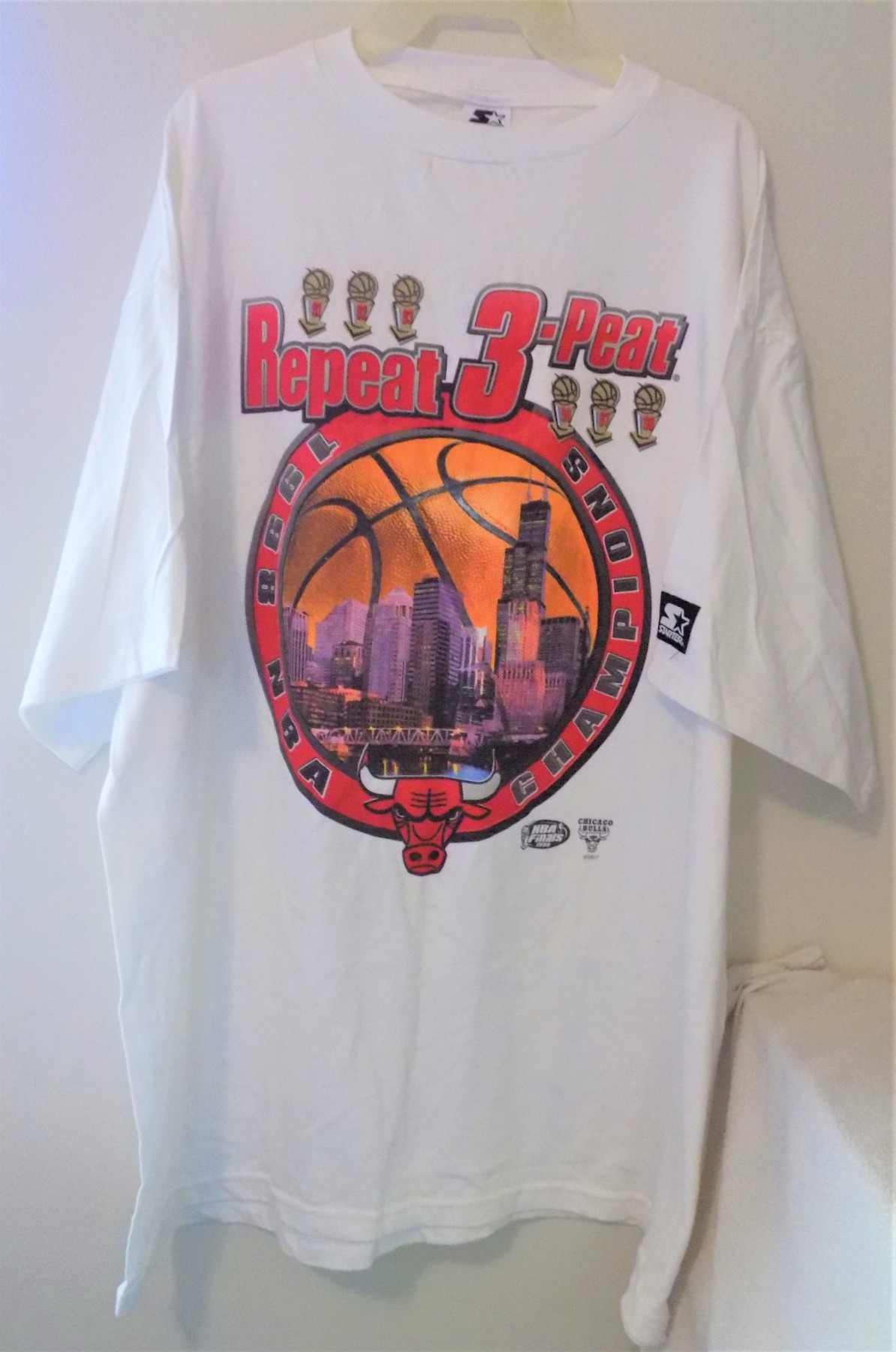 1998 NBA Chicago Bulls 3-Peat Champions Basketball Vintage T-Shirt